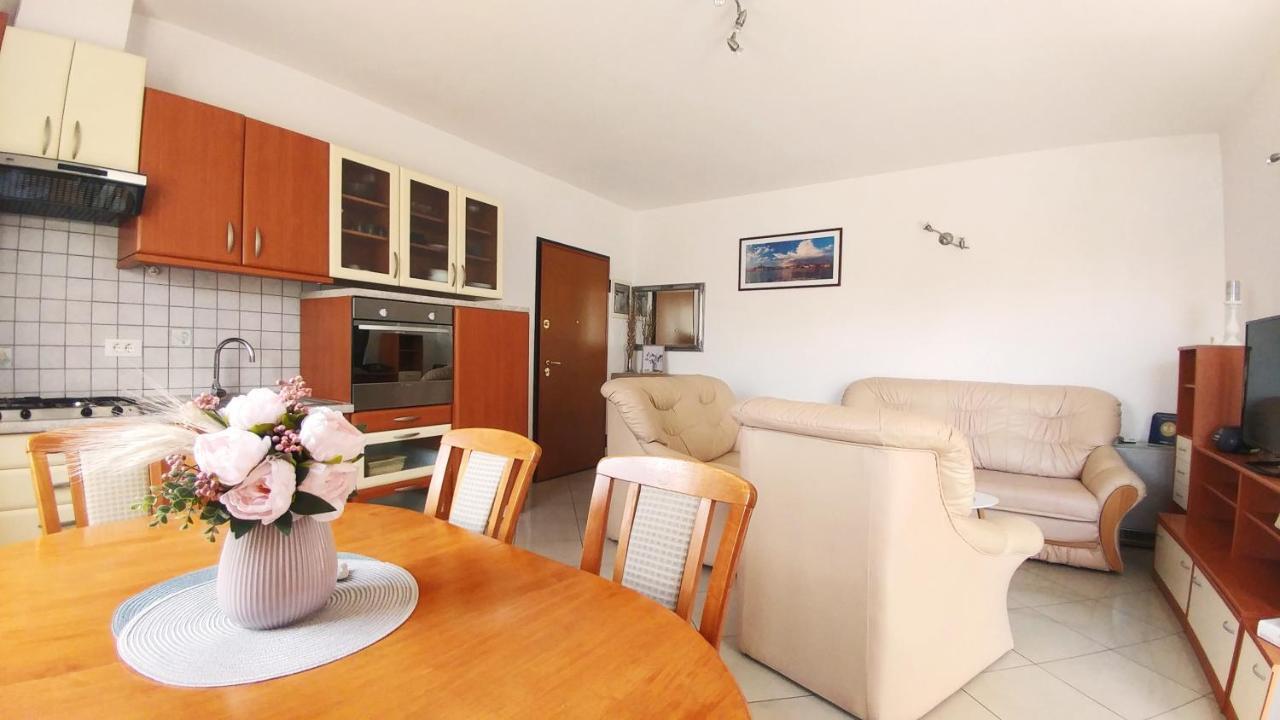 Apartment Matika, Terrace Apartment 10 Minutes Walk From Center Rovinj Exterior photo